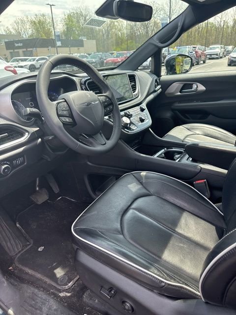 Used 2023 Chrysler Pacifica Limited w/ Uconnect Theater Family Group AWD/4WD image 12