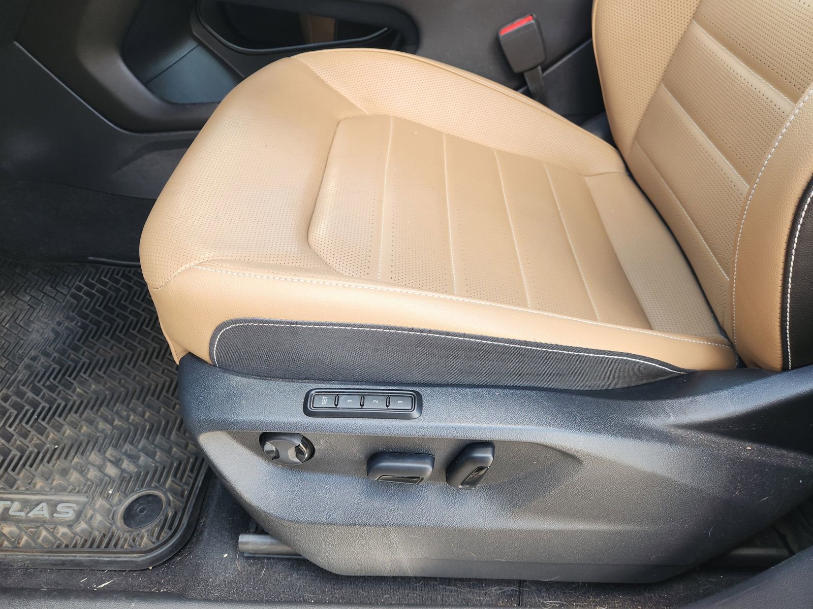Used 2025 Volkswagen Atlas Cross Sport SEL R-Line AWD/4WD image 27