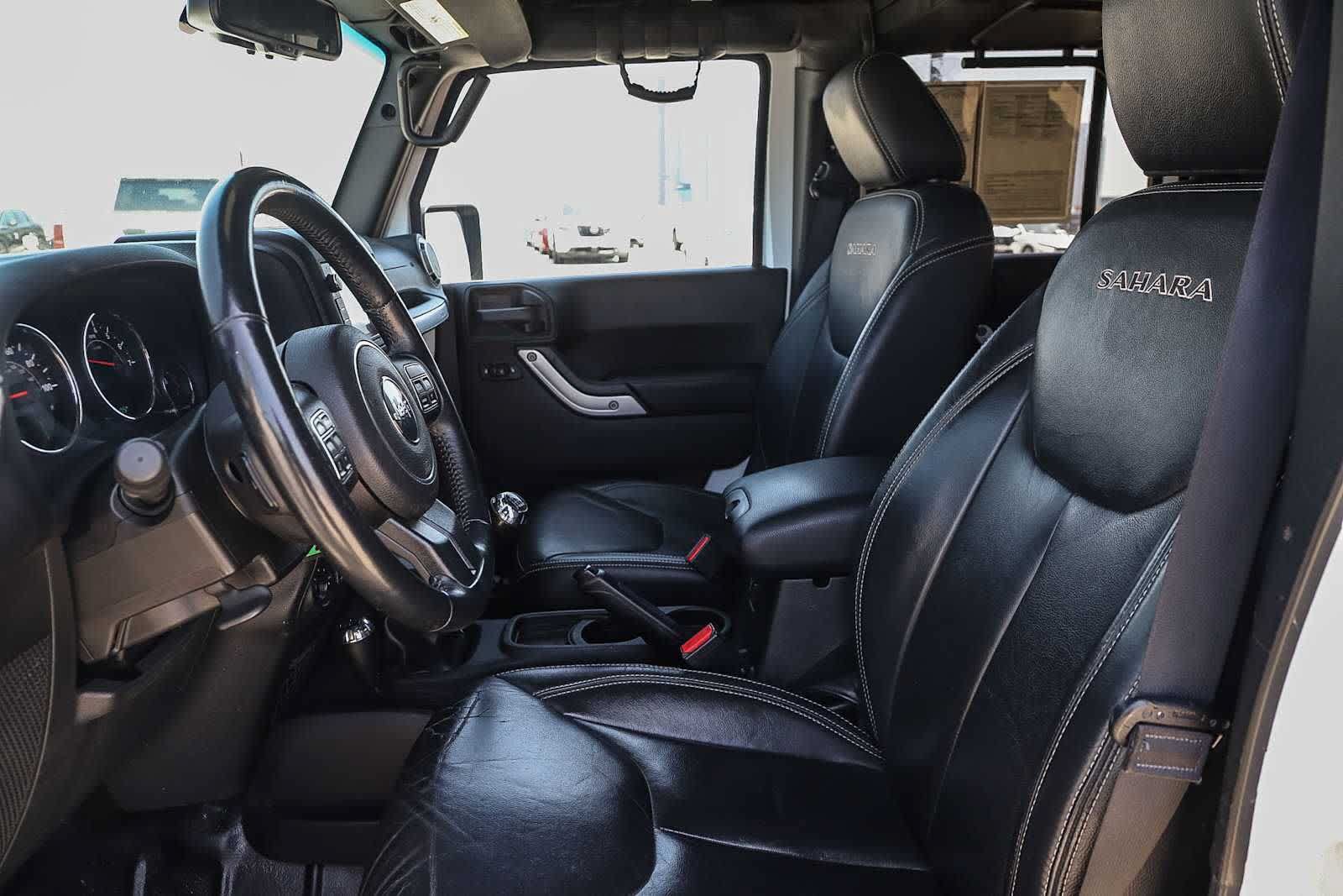 Used 2017 Jeep Wrangler Unlimited Sahara w/ Connectivity Group AWD/4WD image 16
