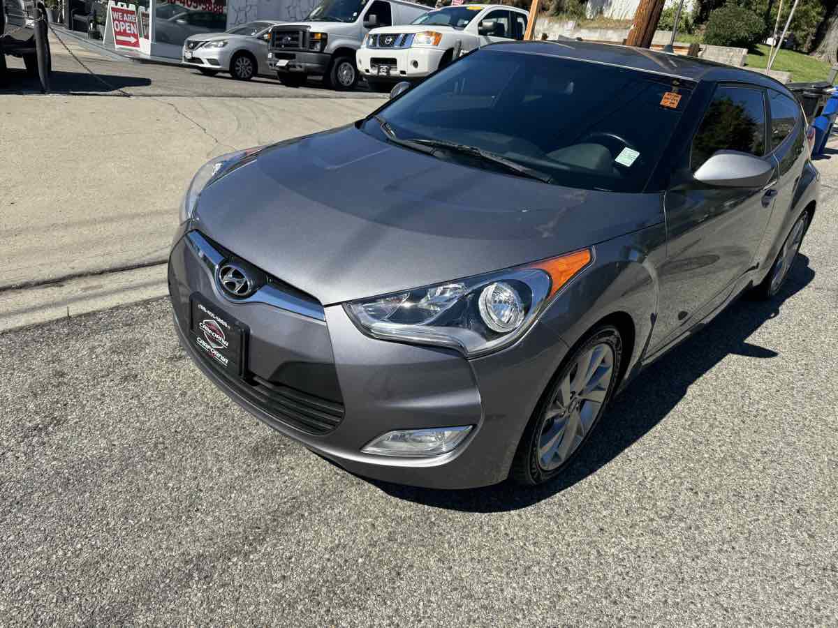Used 2017 Hyundai Veloster image 3
