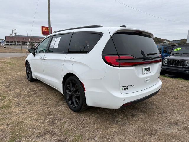Used 2025 Chrysler Pacifica Limited image 5
