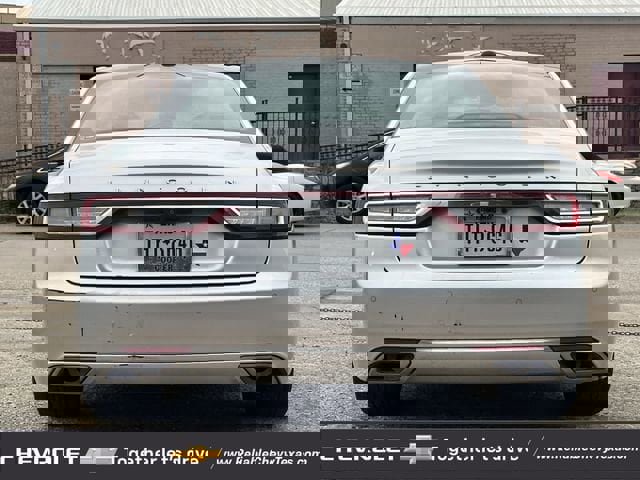 Used 2017 Lincoln Continental Select image 4