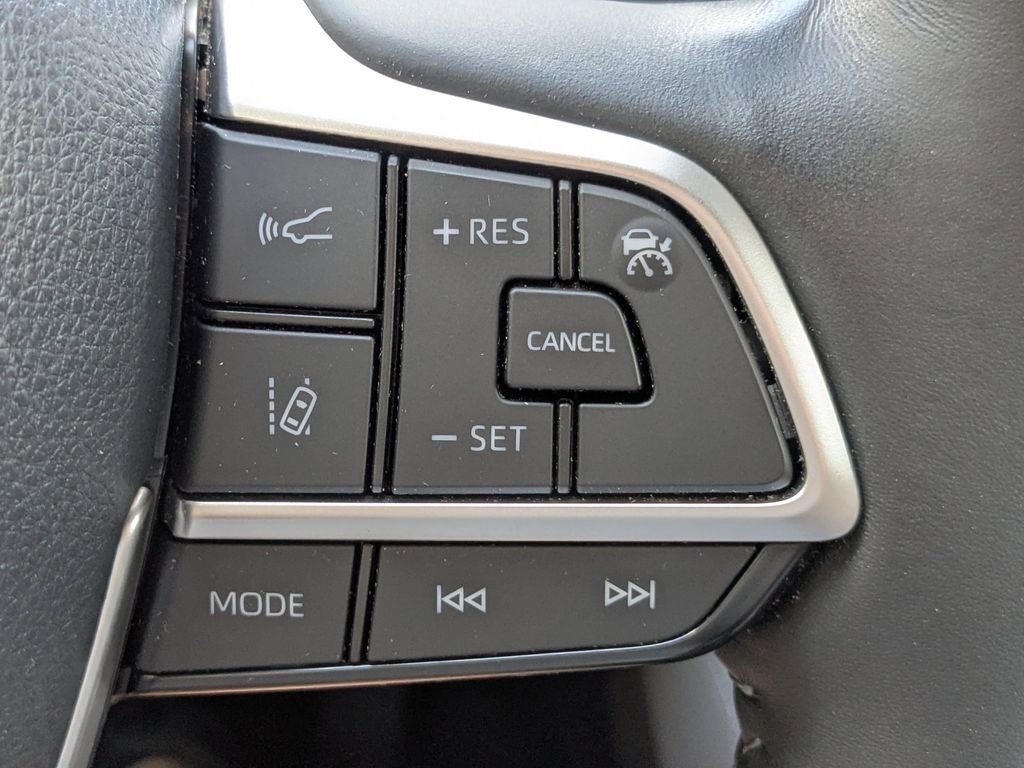 Used 2023 Toyota Highlander Limited FWD image 25