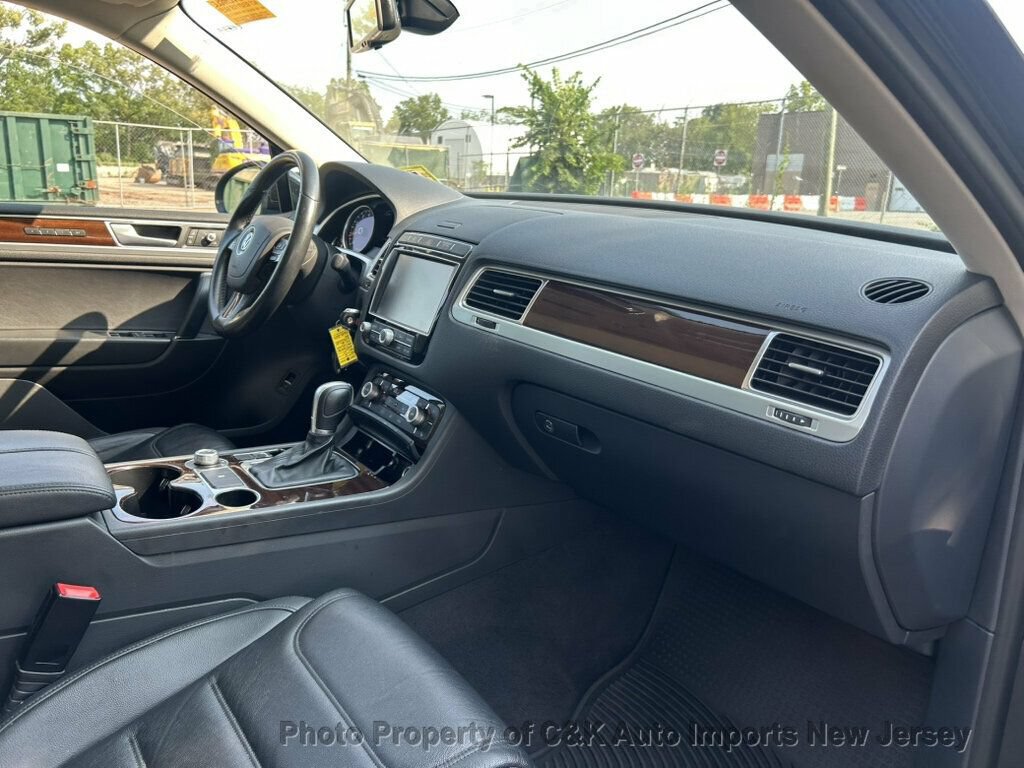 Used 2015 Volkswagen Touareg VR6 AWD/4WD image 21