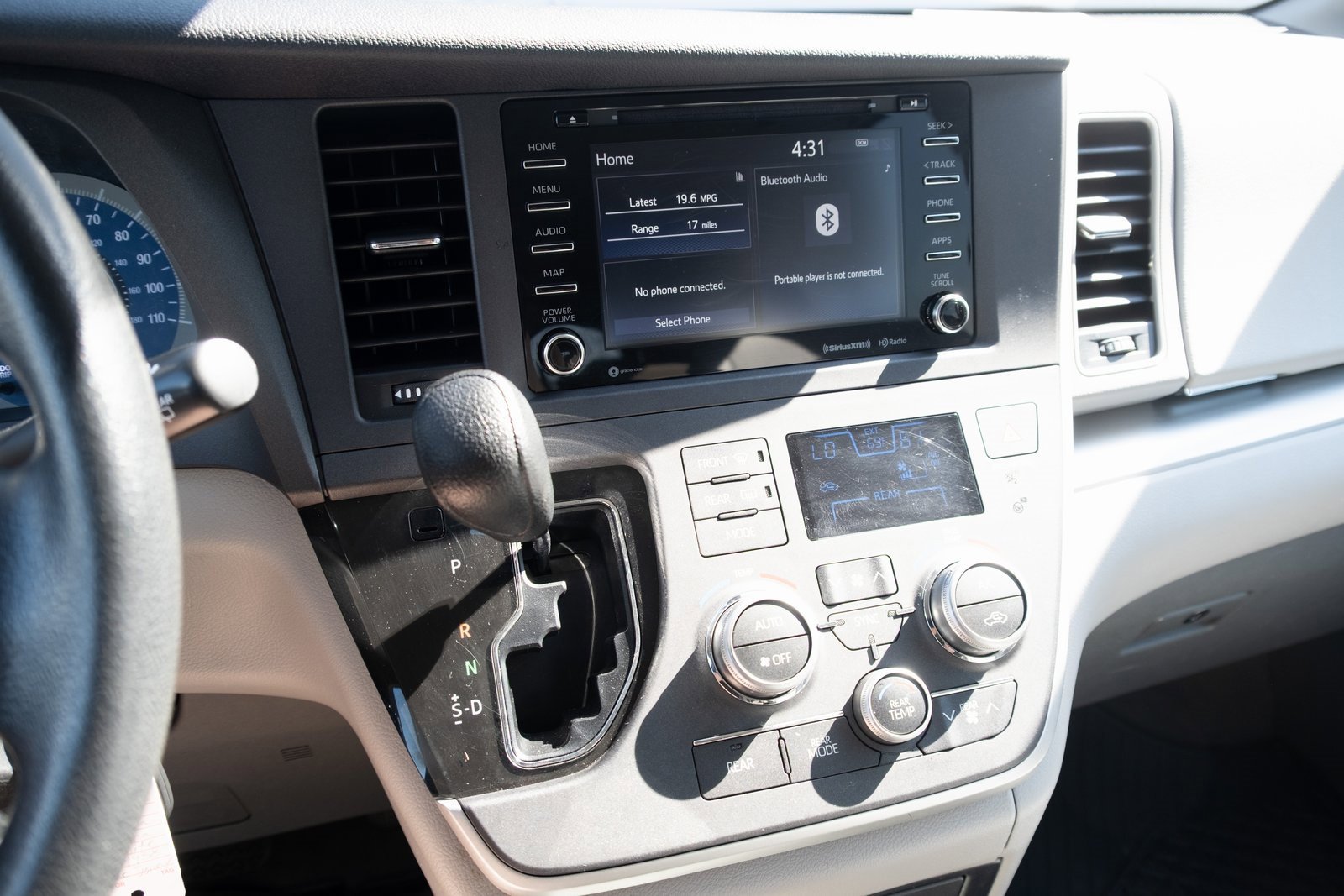 Used 2020 Toyota Sienna LE image 3