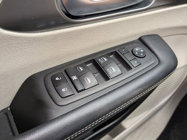 Used 2023 Chrysler Pacifica Touring-L image 11