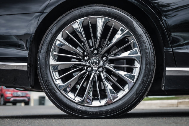 Used 2018 Lexus LS 500 AWD w/ Luxury Package image 15