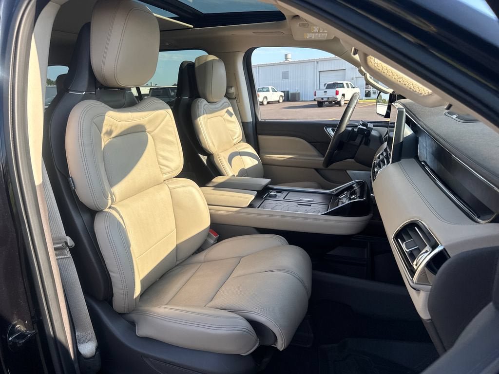 Used 2023 Lincoln Navigator Reserve AWD/4WD image 11
