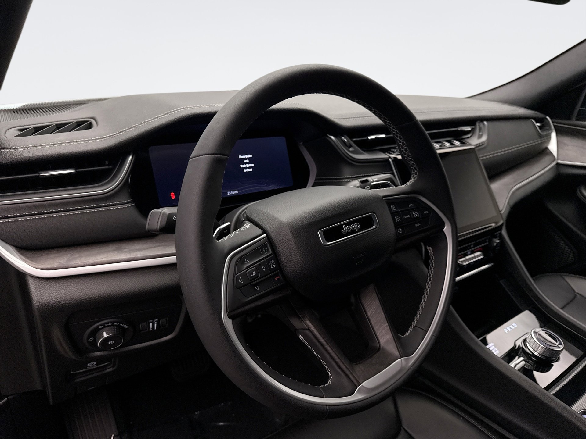 Used 2025 Jeep Grand Cherokee Limited w/ Black Appearance Package image 10