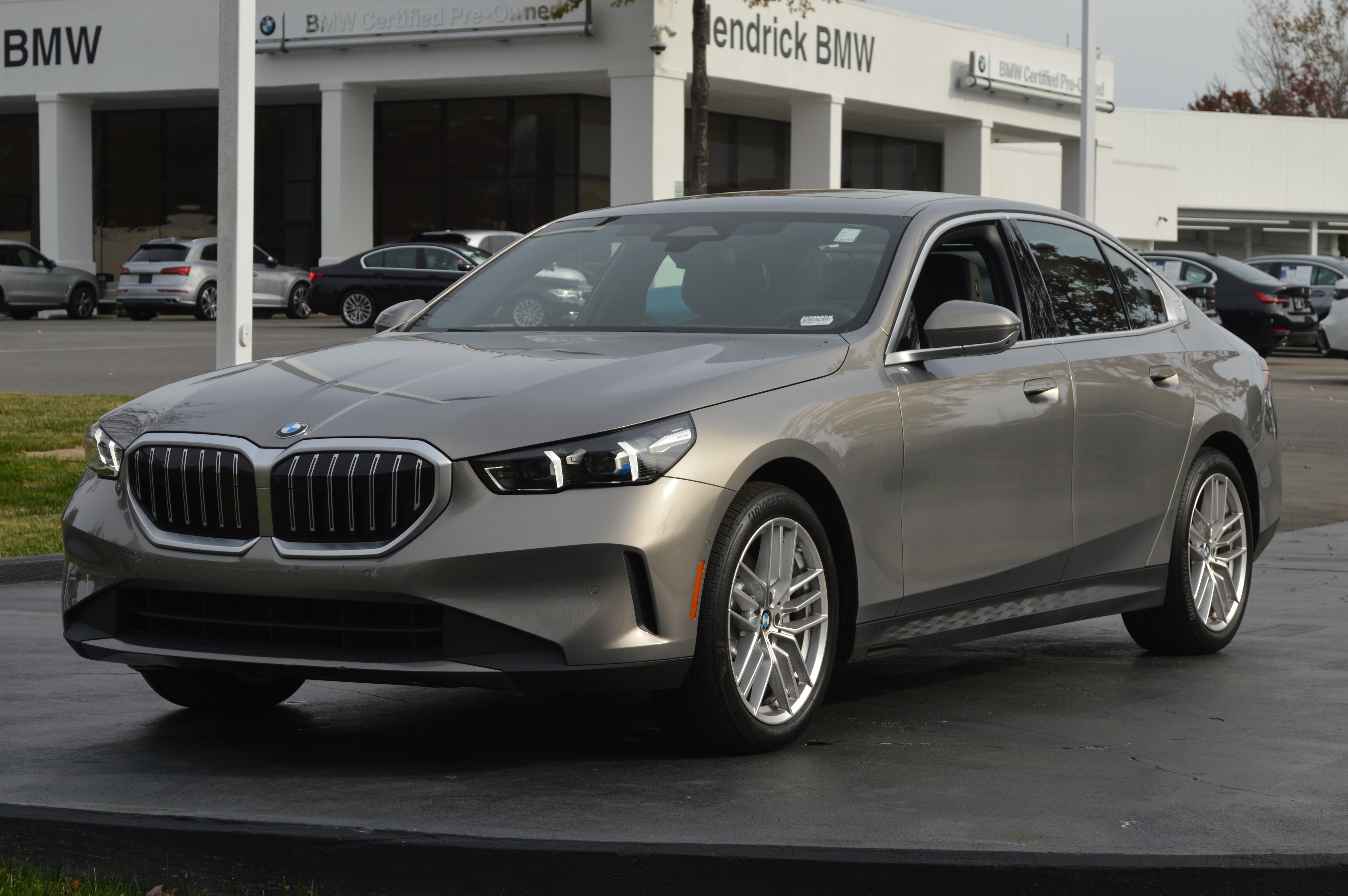 Used 2025 BMW 530i xDrive w/ Premium Package image 7