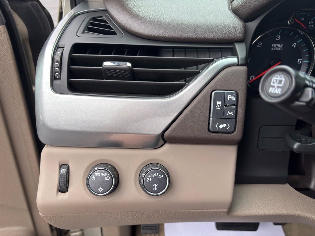 Used 2017 Chevrolet Suburban LT image 31