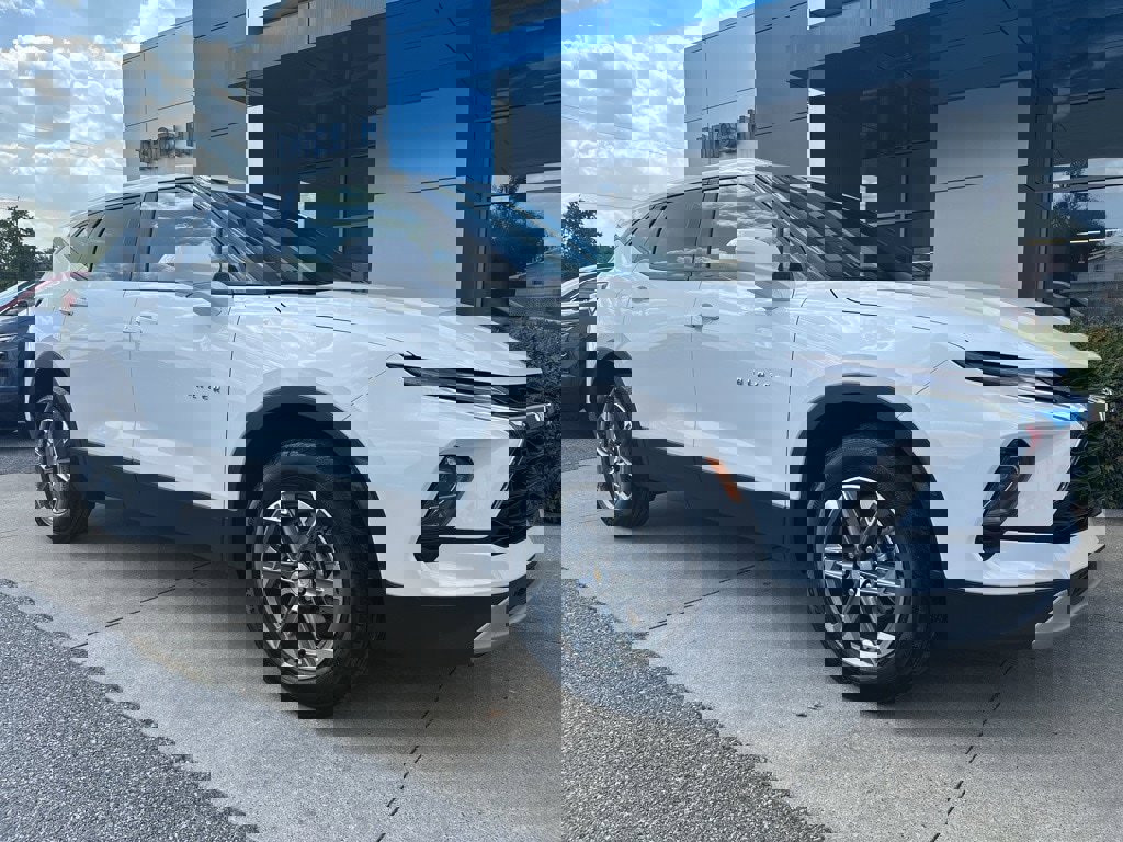 Used 2025 Chevrolet Blazer LT image 3