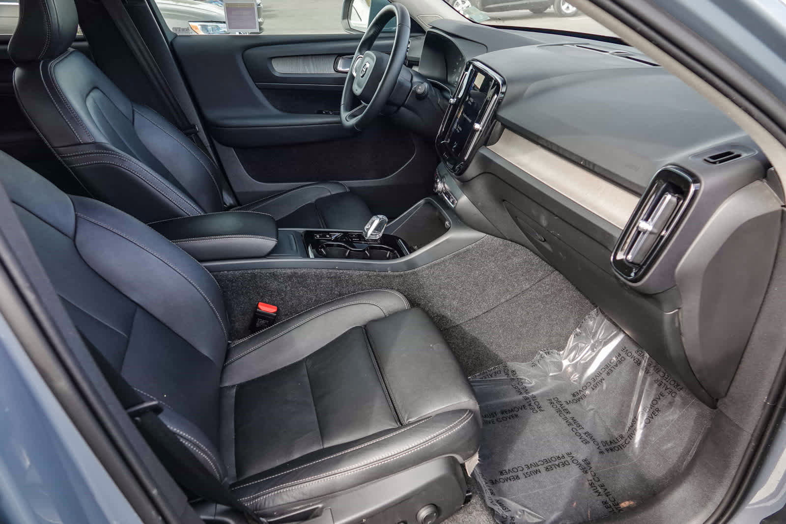 Used 2021 Volvo XC40 T4 Inscription image 29