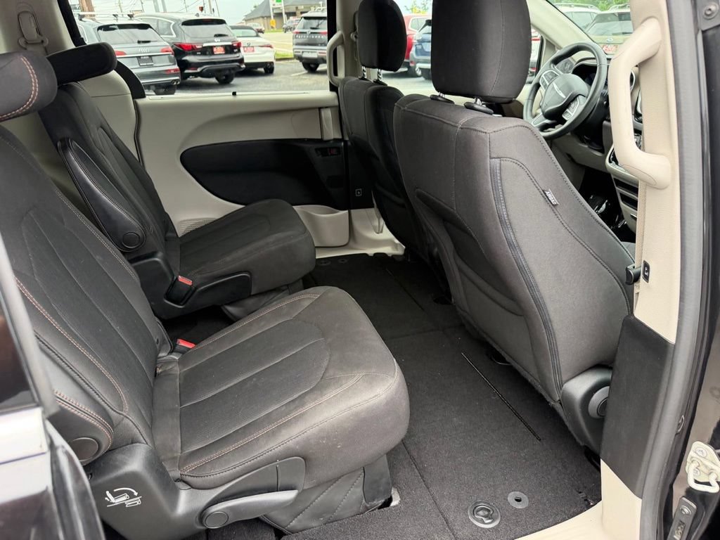 Used 2017 Chrysler Pacifica Touring Plus w/ Tire & Wheel Group FWD image 26