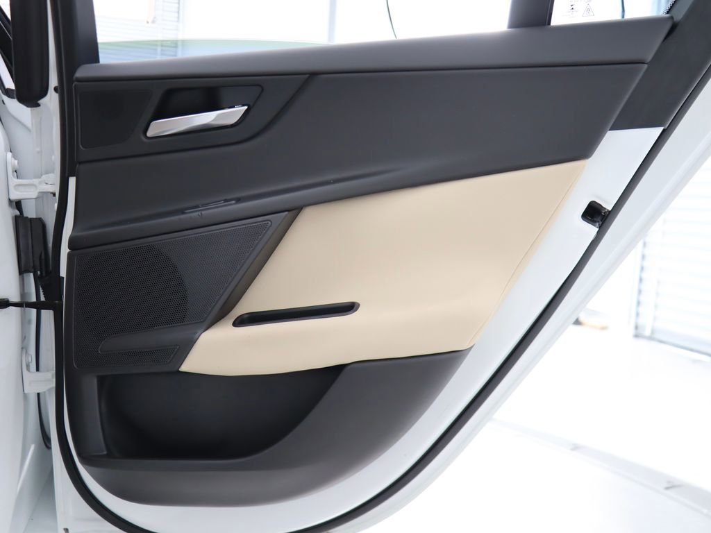 Used 2017 Jaguar XE Premium image 40