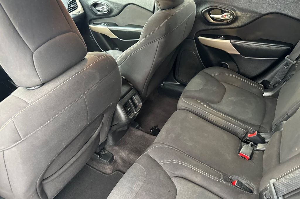Used 2017 Jeep Cherokee Latitude FWD image 12
