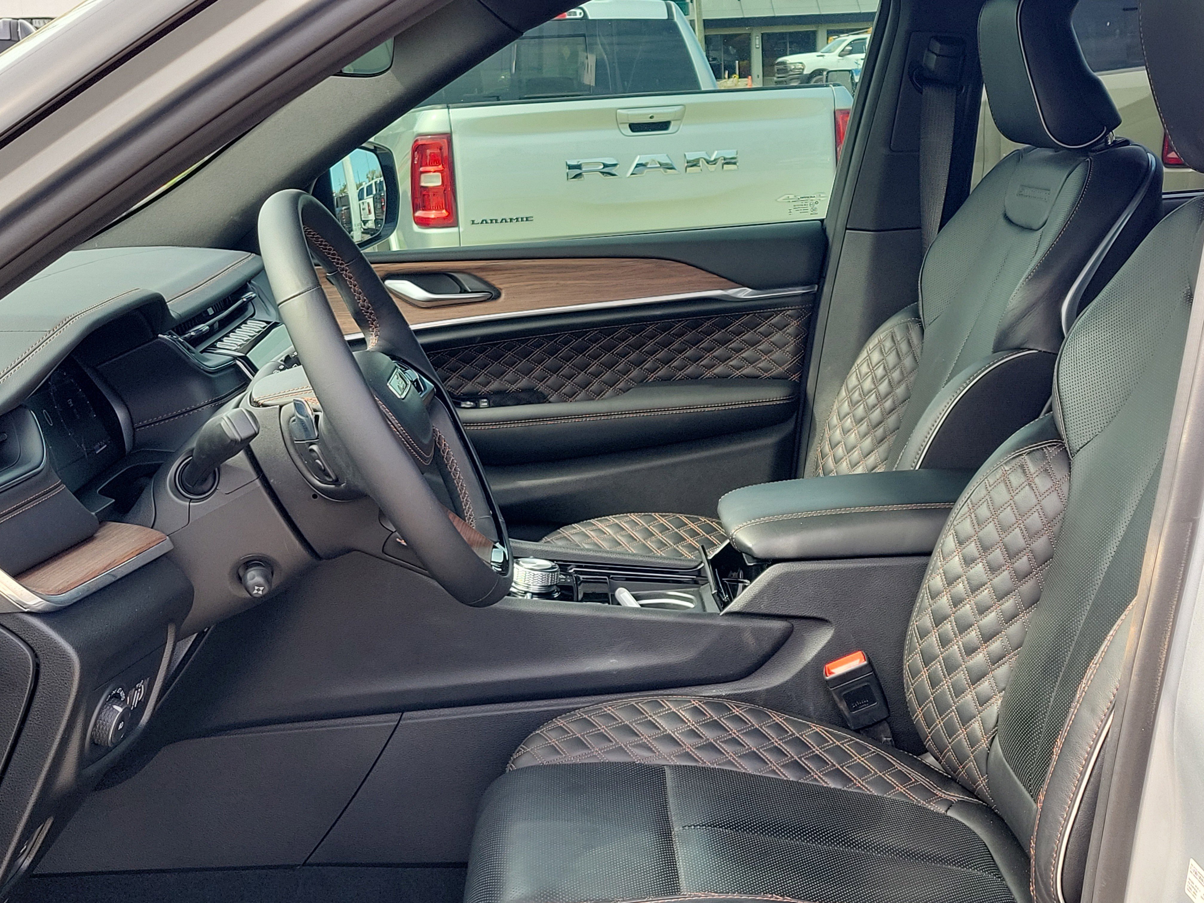 Used 2024 Jeep Grand Cherokee Summit w/ Luxury Tech Group V image 21