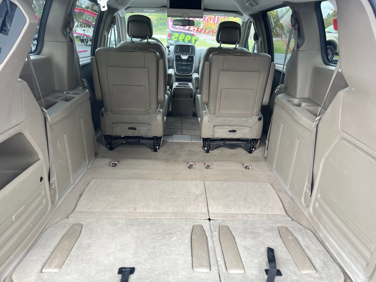 Used 2015 Chrysler Town & Country Touring image 9