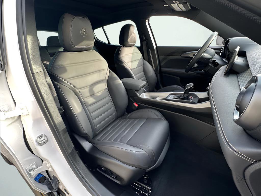 Used 2025 Alfa Romeo Tonale w/ Premium Package image 35