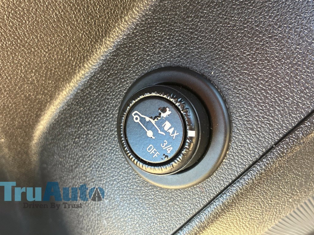 Used 2018 Chevrolet Equinox LT FWD image 23