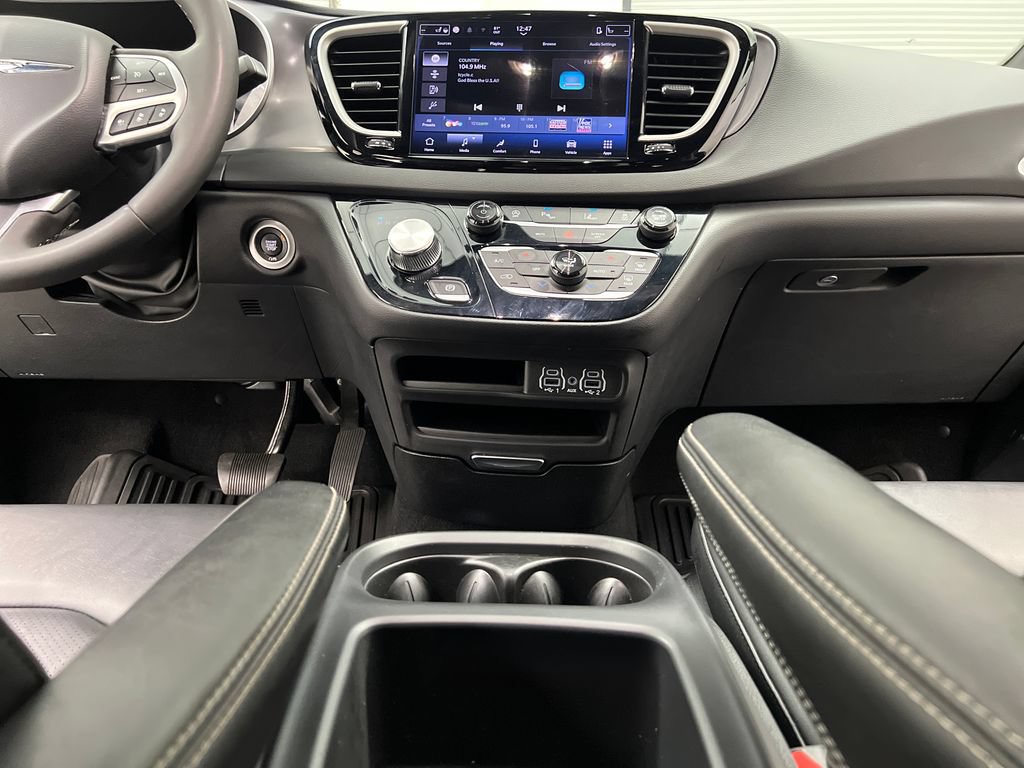 Used 2025 Chrysler Pacifica Select FWD image 48