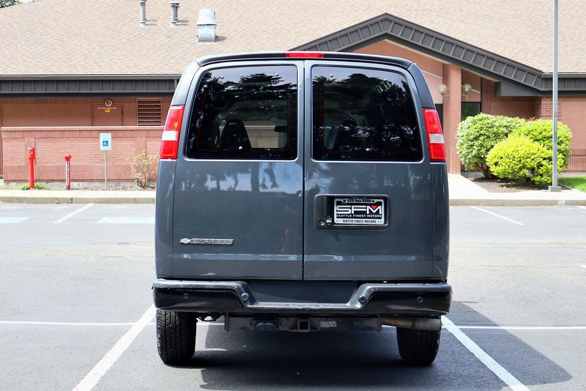 Used 2017 Chevrolet Express 3500 Extended RWD image 10