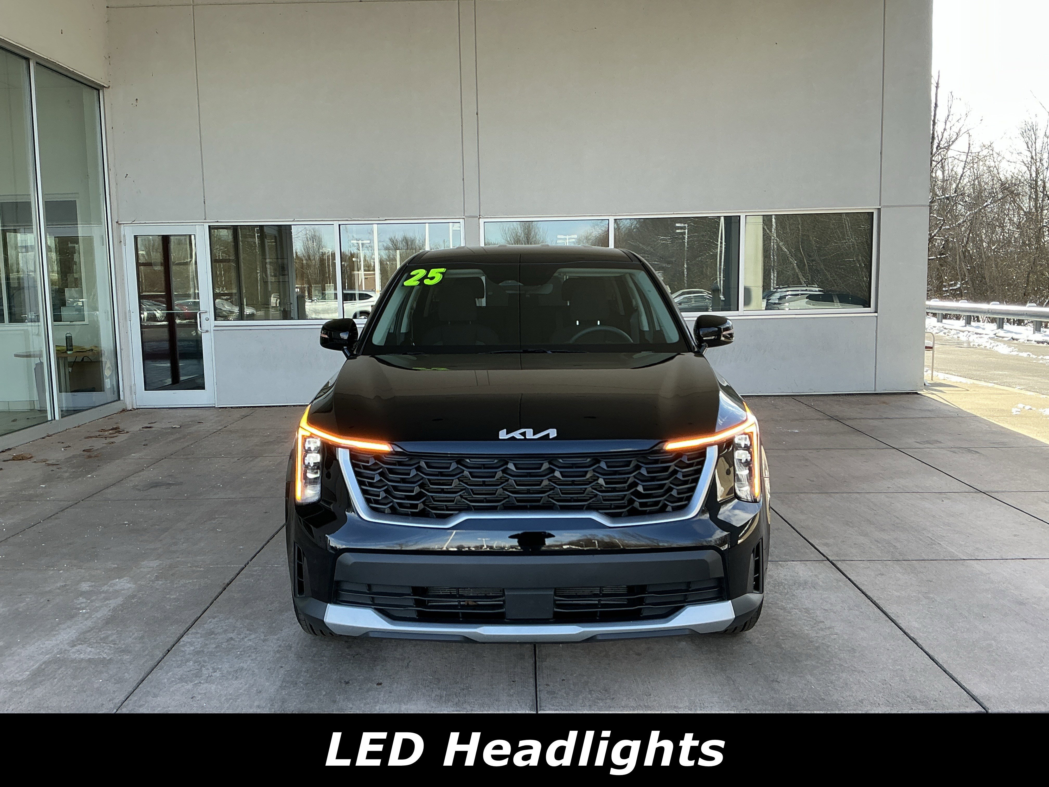 Used 2025 Kia Sorento LX image 2