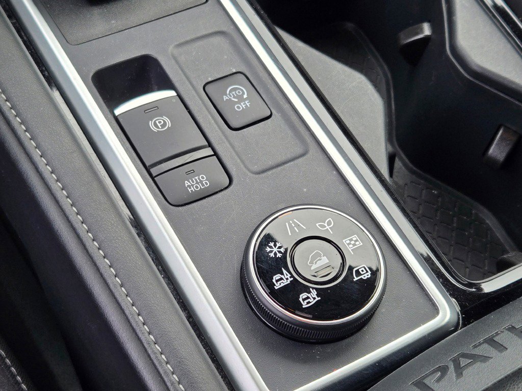 Used 2025 Nissan Pathfinder SV image 32