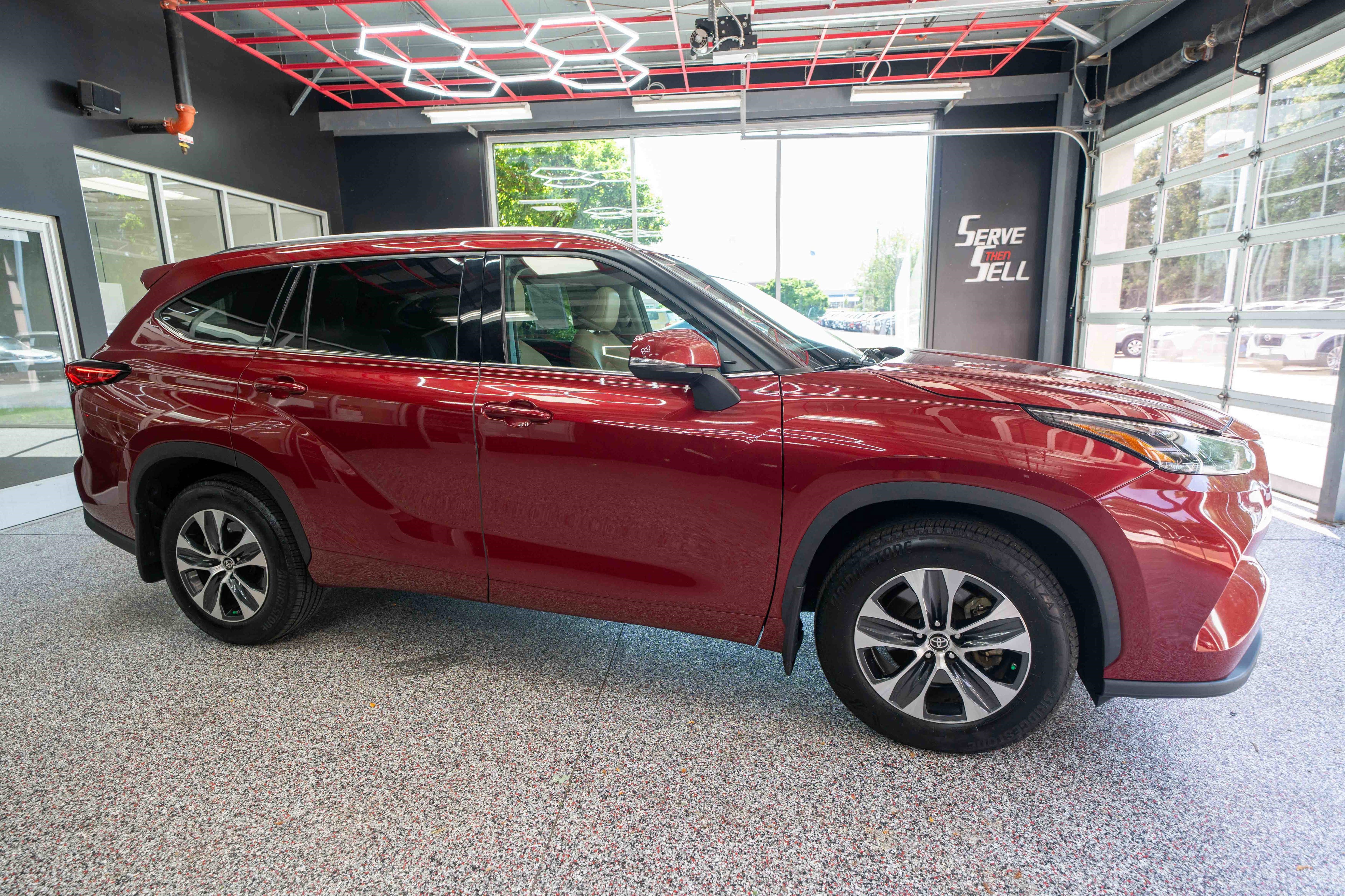 Used 2021 Toyota Highlander XLE AWD/4WD image 5