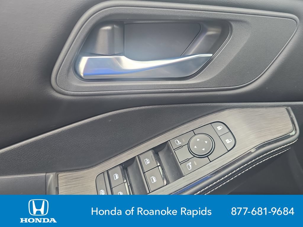 Used 2024 Nissan Rogue SV AWD/4WD image 11