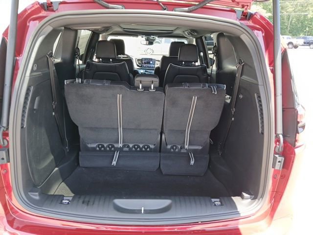 New 2027 Chrysler Pacifica Limited FWD image 11
