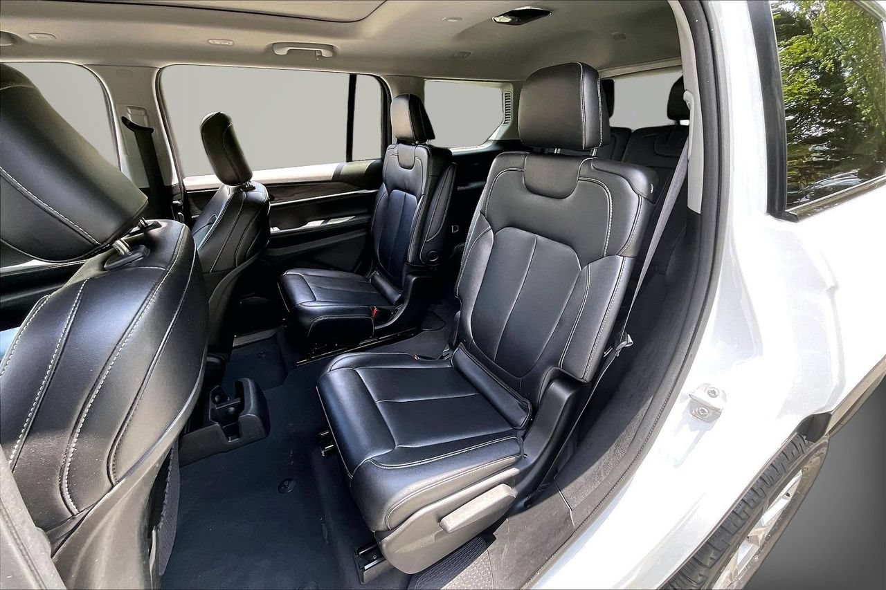 Used 2023 Jeep Grand Cherokee L Limited AWD/4WD image 23