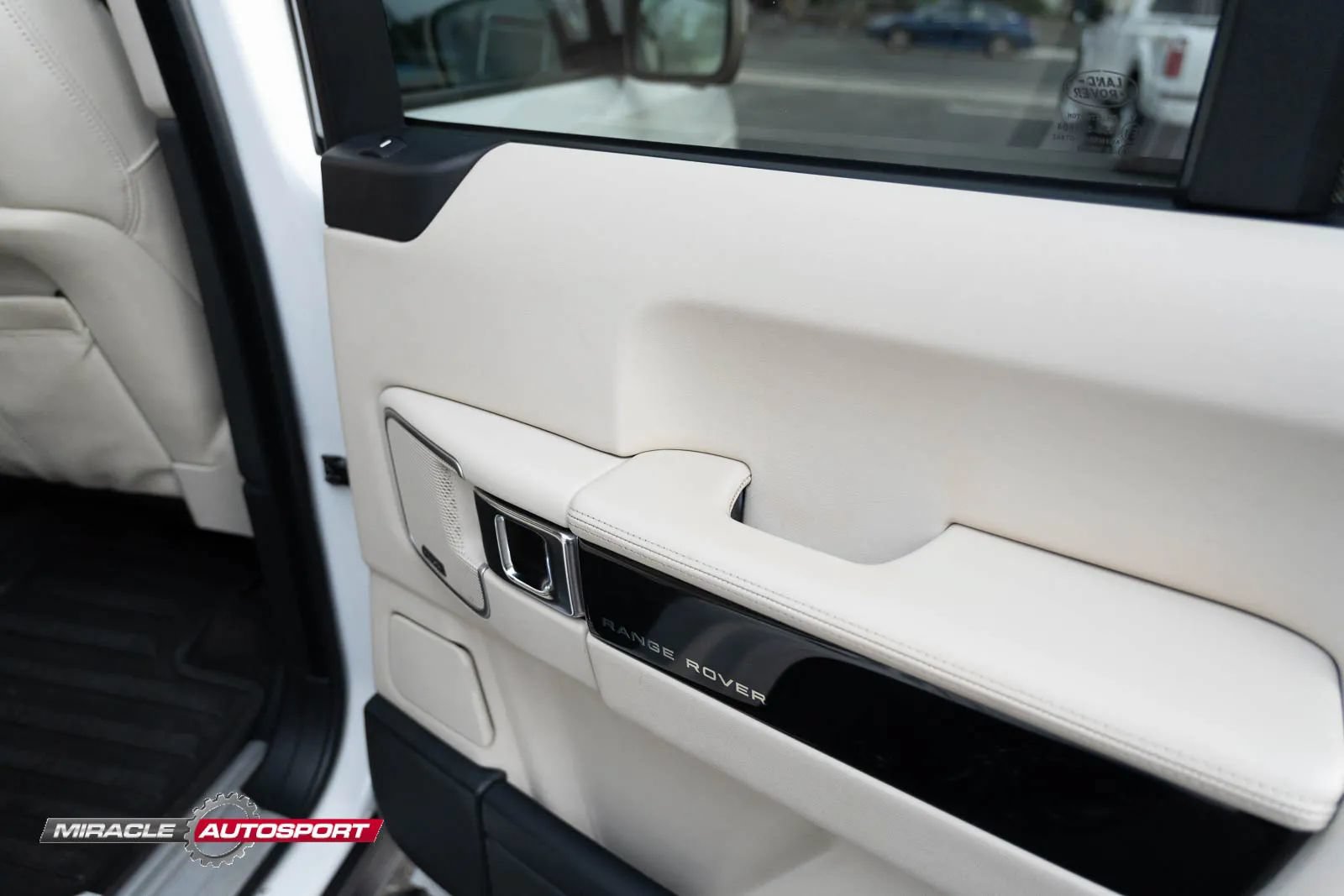 Used 2012 Land Rover Range Rover Supercharged AWD/4WD image 36