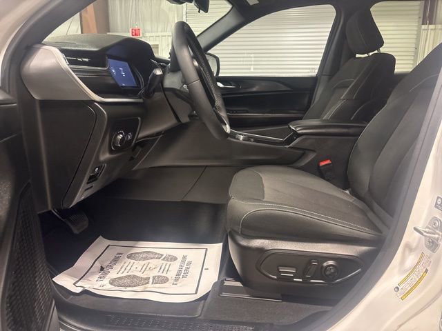 Used 2025 Jeep Grand Cherokee Laredo X w/ Luxury Tech Group I image 15