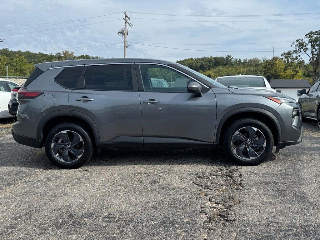 Used 2025 Nissan Rogue SV FWD image 2
