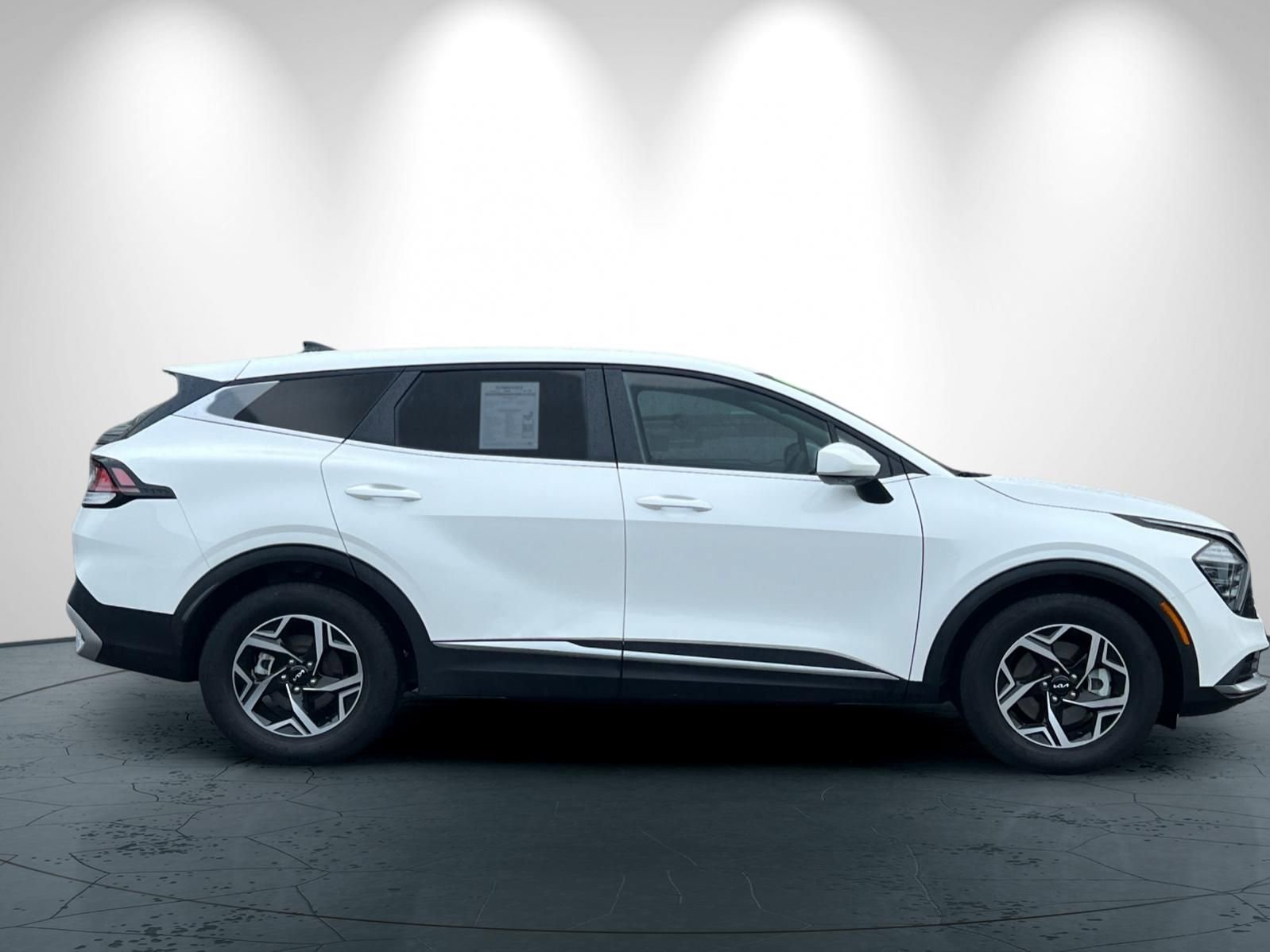 Used 2024 Kia Sportage LX image 3