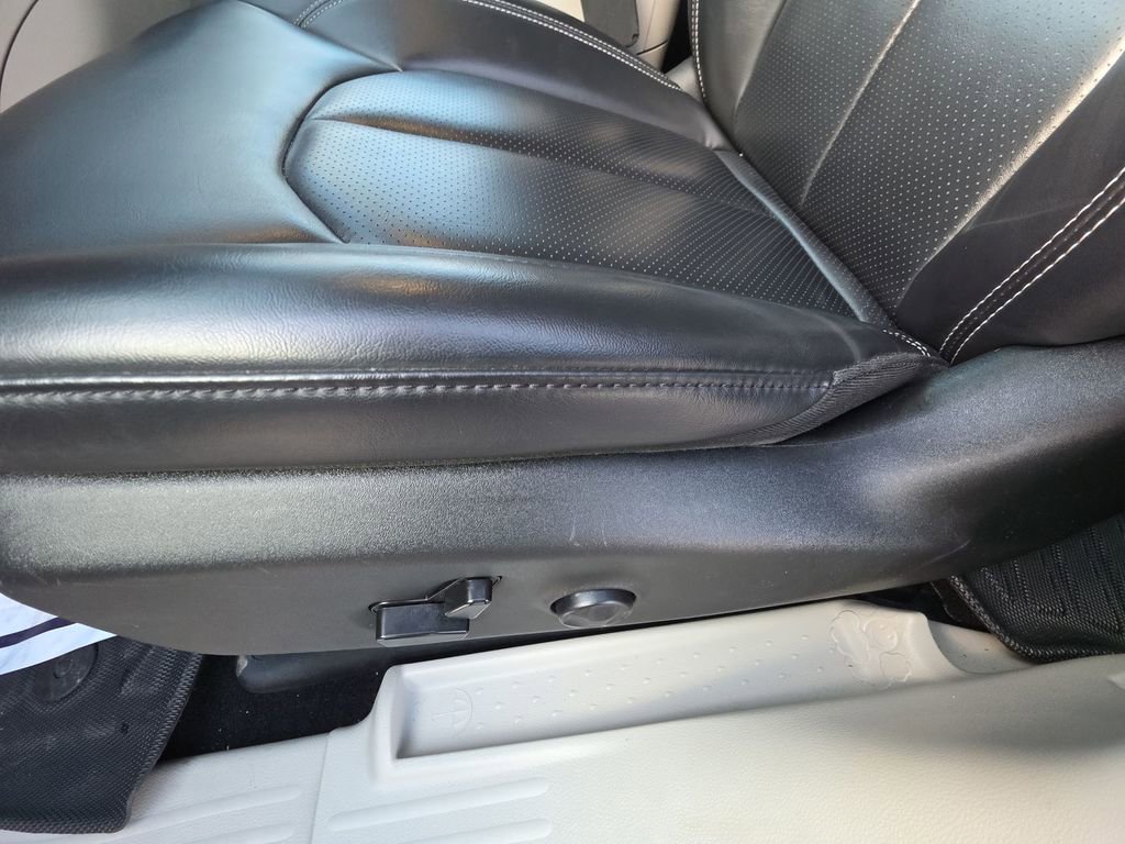 Used 2023 Chrysler Pacifica Touring-L FWD image 12