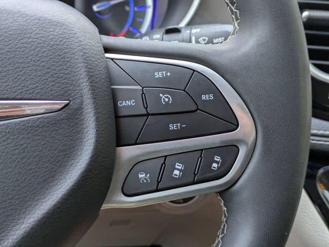 Used 2023 Chrysler Pacifica Touring-L FWD image 29