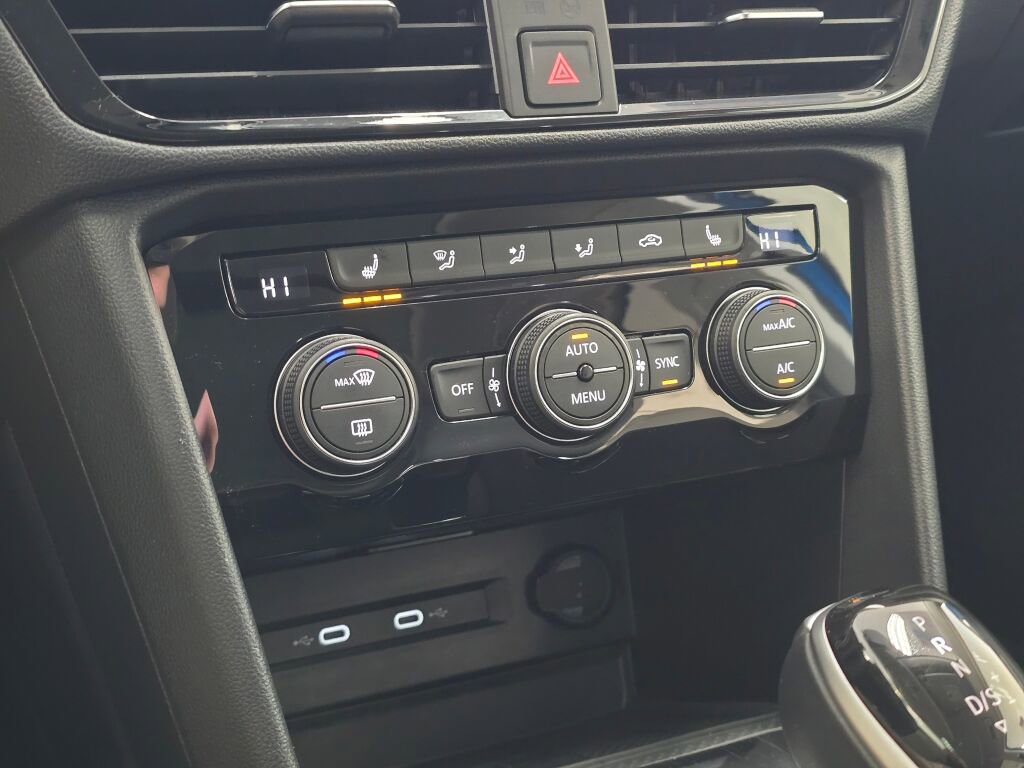 Used 2024 Volkswagen Taos SE image 32