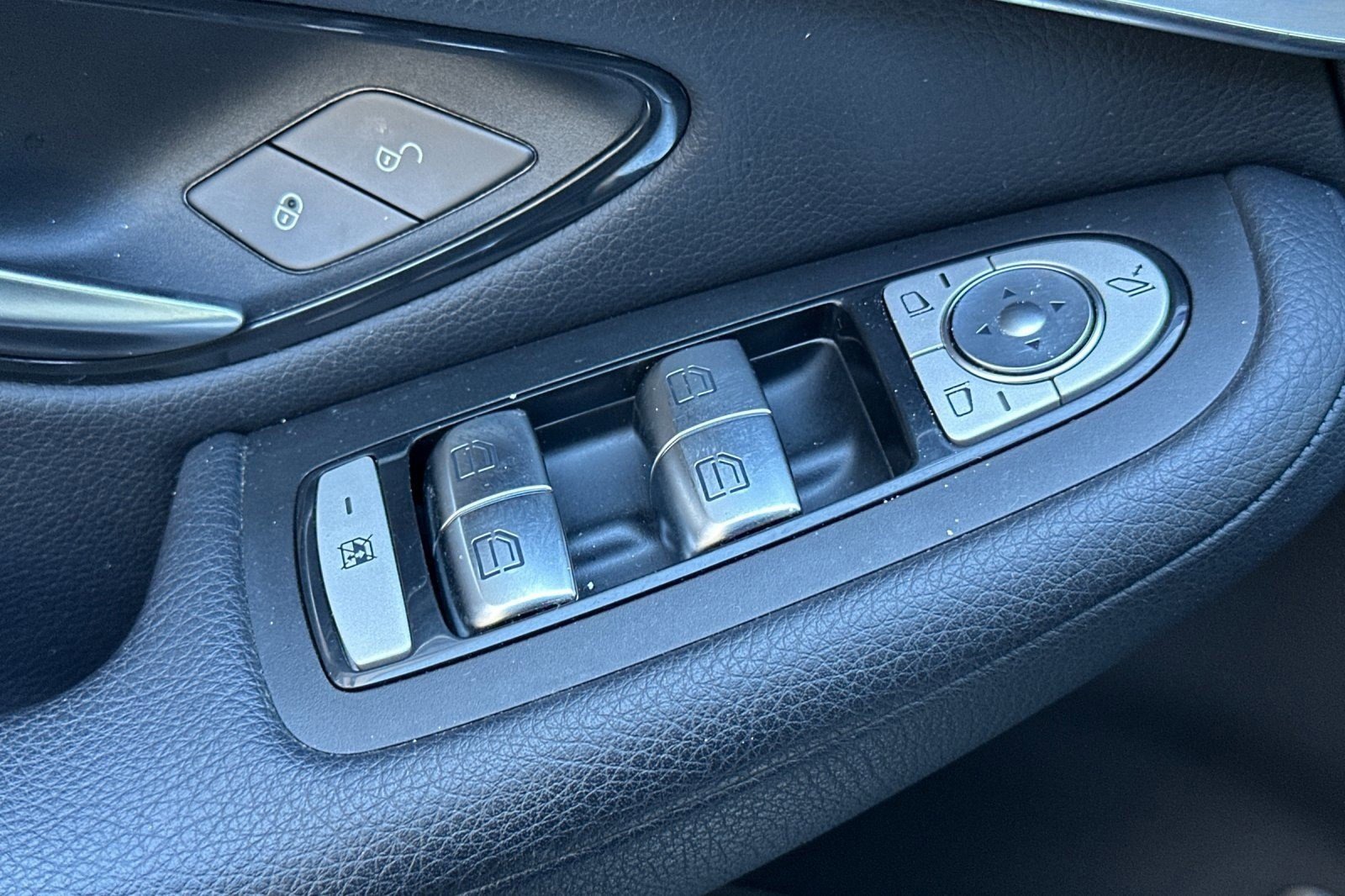 Used 2019 Mercedes-Benz GLC 300 4MATIC image 13