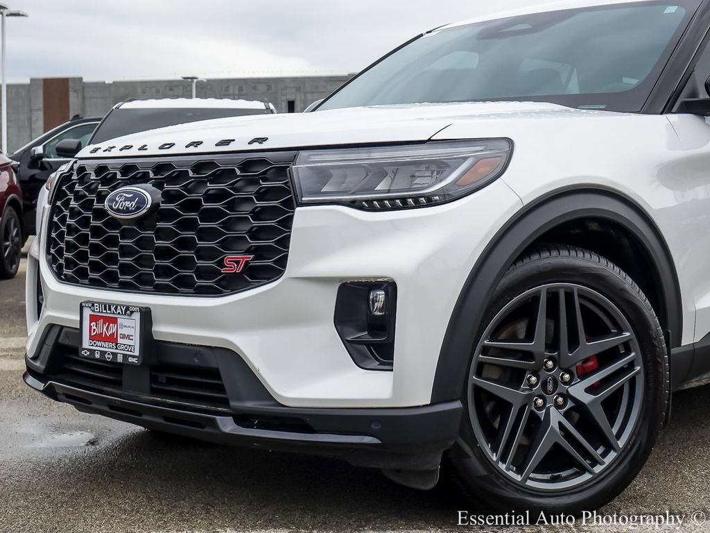 Used 2025 Ford Explorer ST AWD/4WD image 3