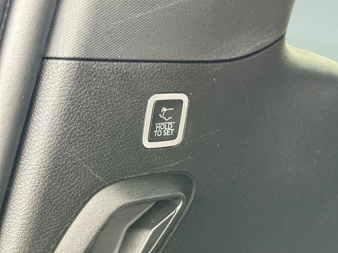 Used 2023 Jeep Wagoneer Series III w/ Preferred Equipment Group image 9