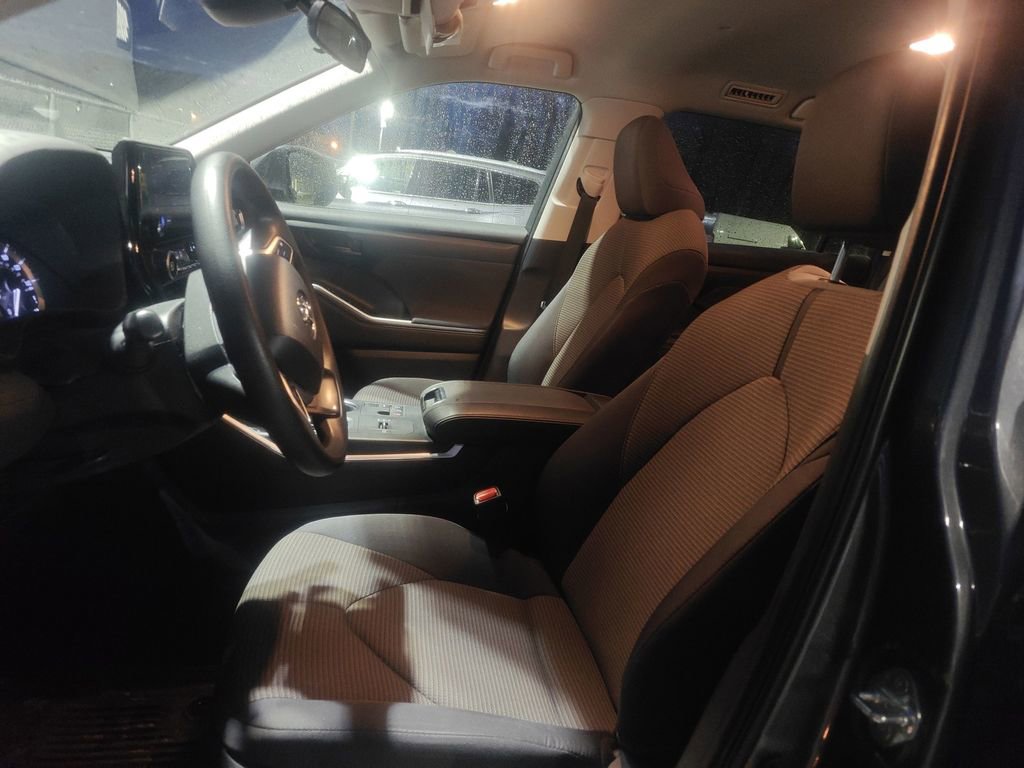 Used 2023 Toyota Highlander L image 6