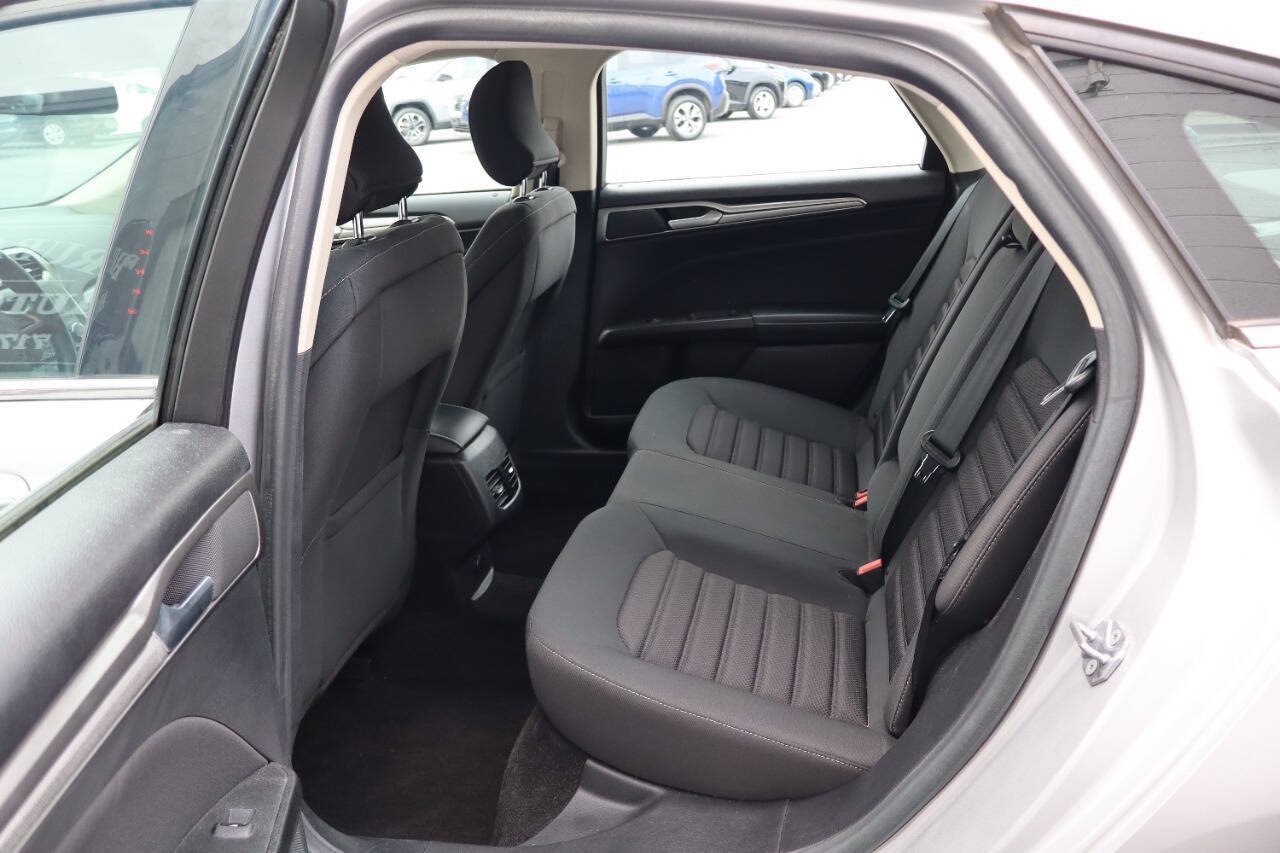 Used 2018 Ford Fusion SE FWD image 4