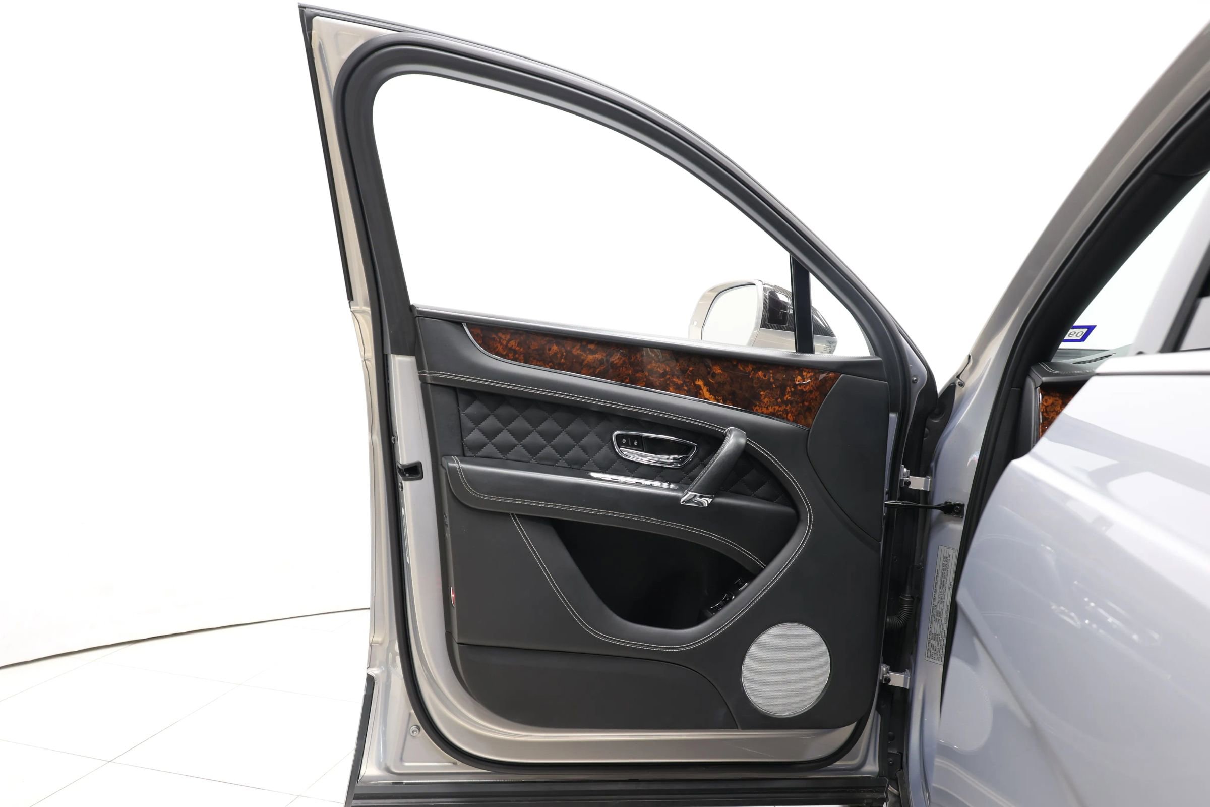 Used 2017 Bentley Bentayga image 11