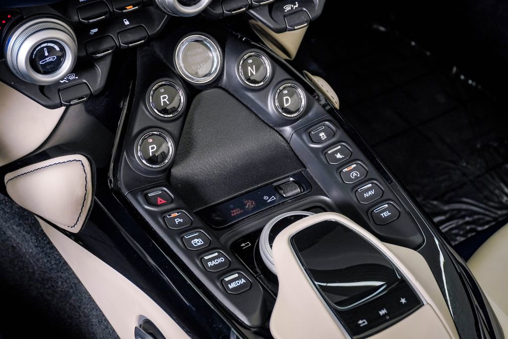 Used 2022 Aston Martin V8 Vantage Roadster RWD image 33
