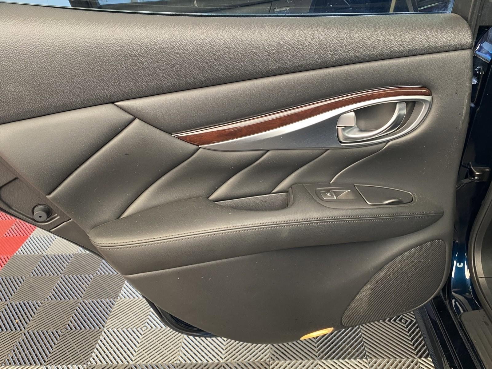 Used 2018 INFINITI Q70 Luxe w/ Cargo Package image 18