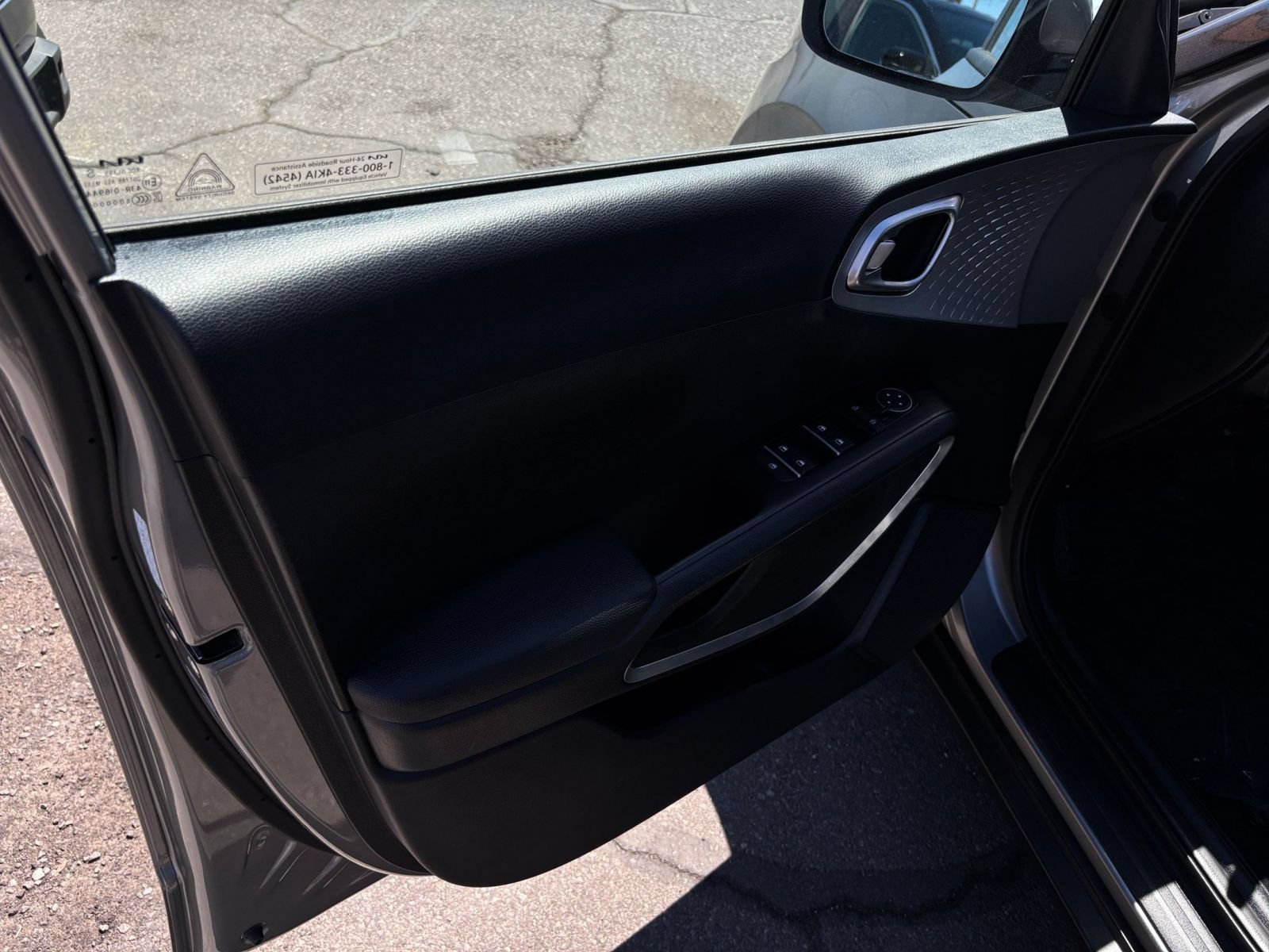 Used 2025 Kia Soul LX w/ LX Technology Package FWD image 18