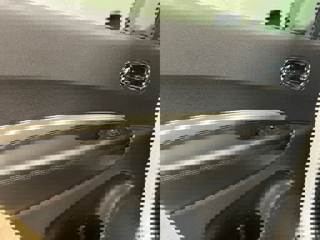 Used 2018 Dodge Durango SXT w/ 3rd Row Seating Group image 16