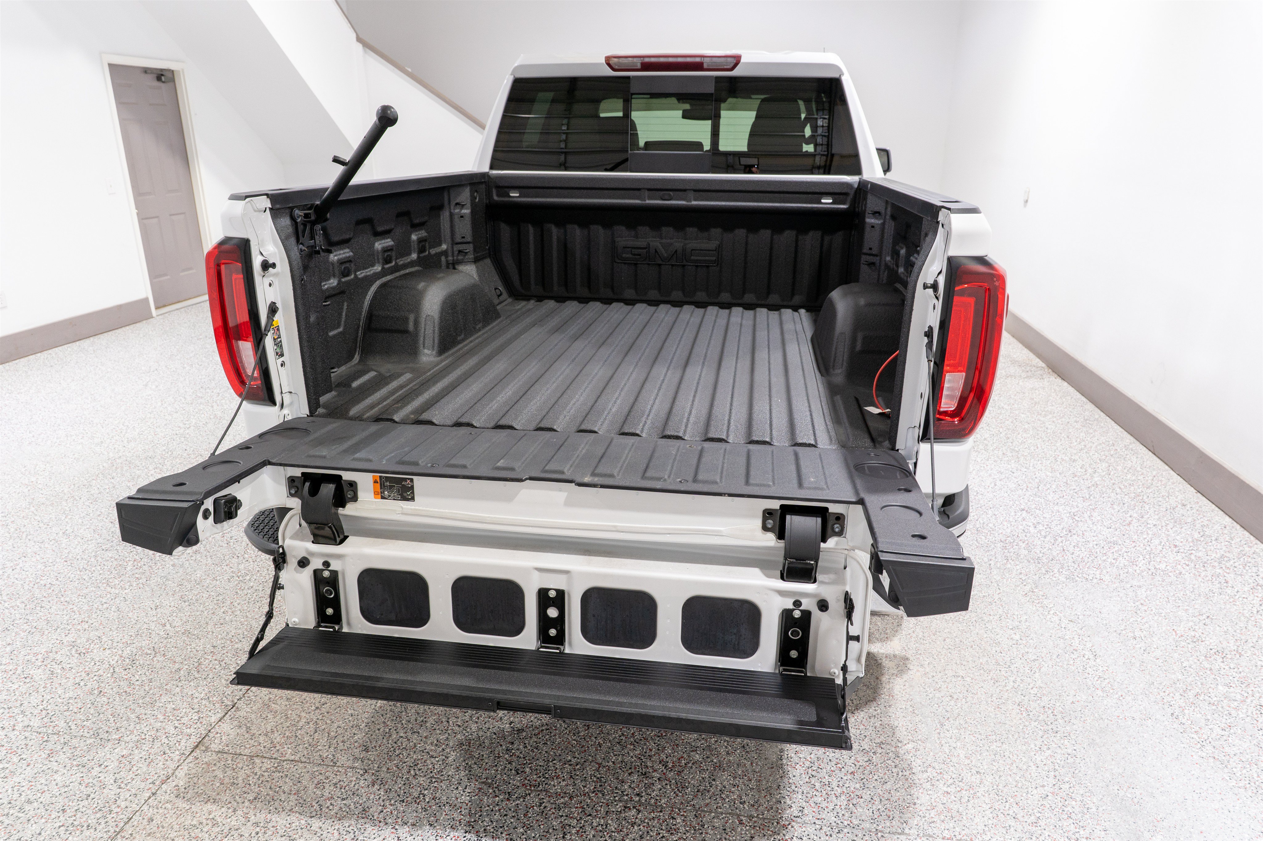Used 2024 GMC Sierra 1500 SLT w/ SLT Convenience Package AWD/4WD image 11
